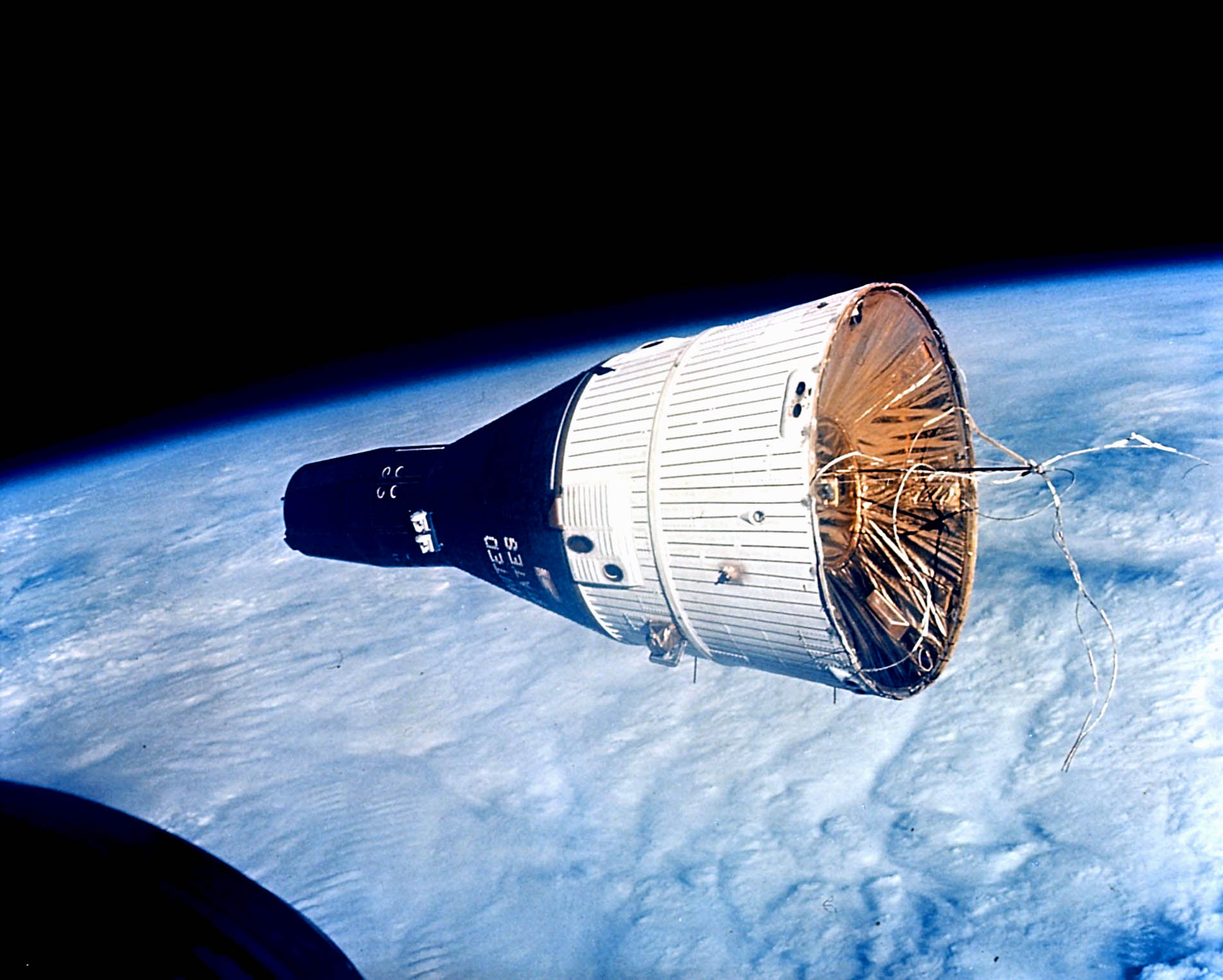 The gemini capsule seen during orbital rendezvous
